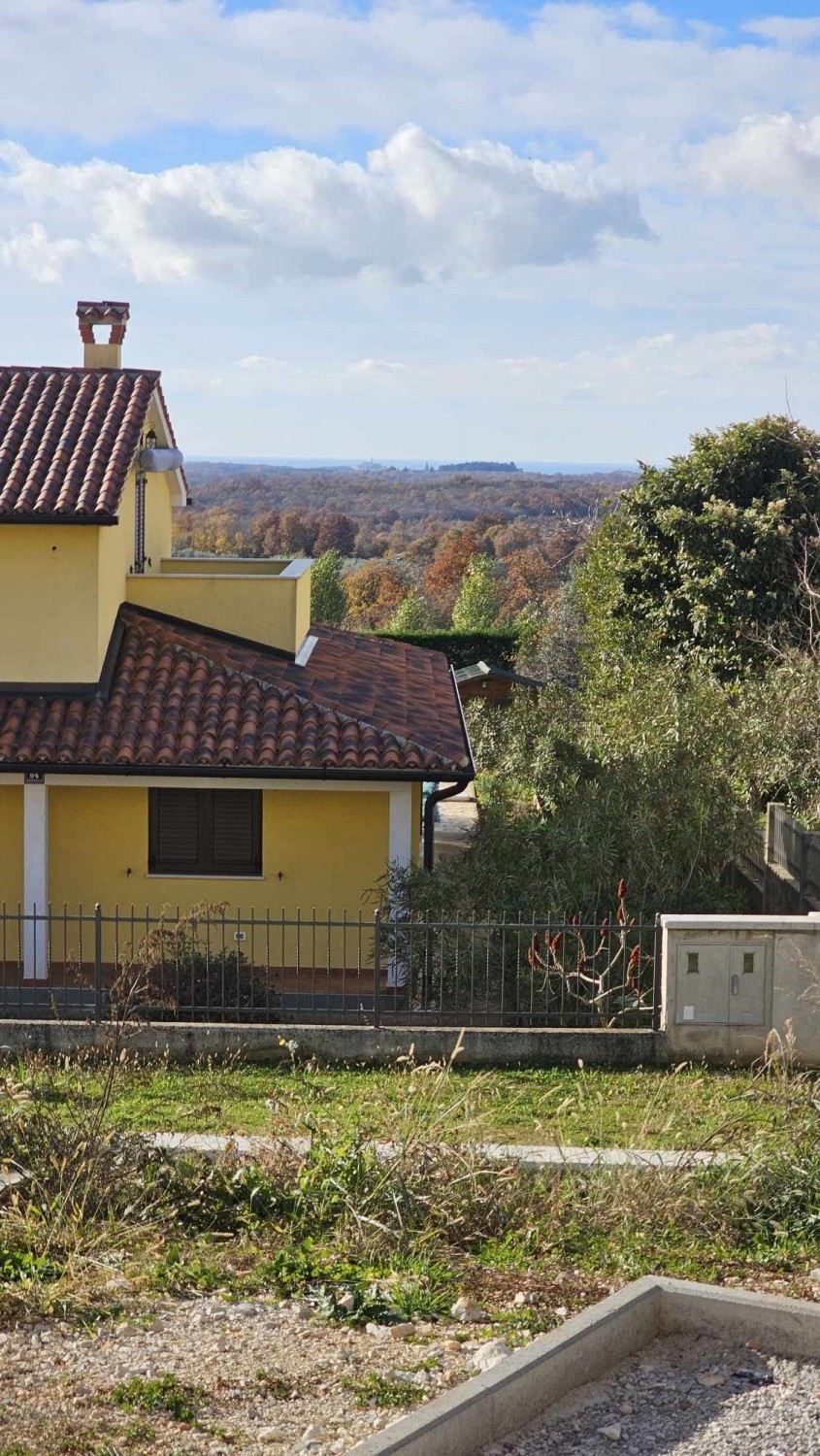 Poreč, 8 km, appartamento di 76 m2 al pianoterra con il giardino