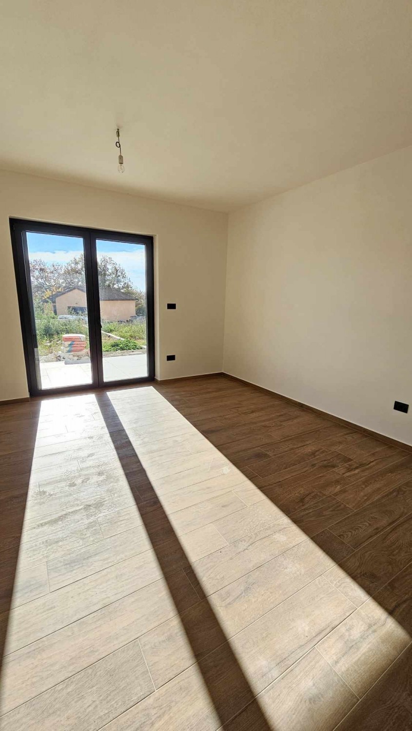 Poreč, 8 km, appartamento di 76 m2 al pianoterra con il giardino