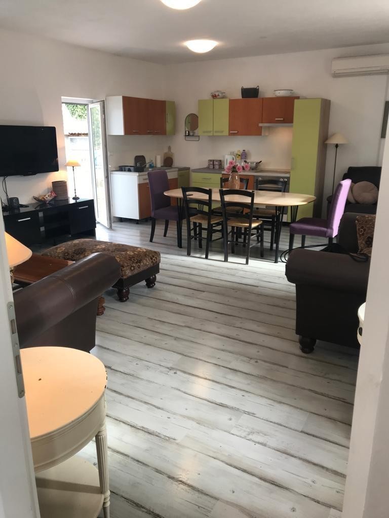 Vendesi – Due case in pietra con cortile e vista mare, vicino a Parenzo, Istria