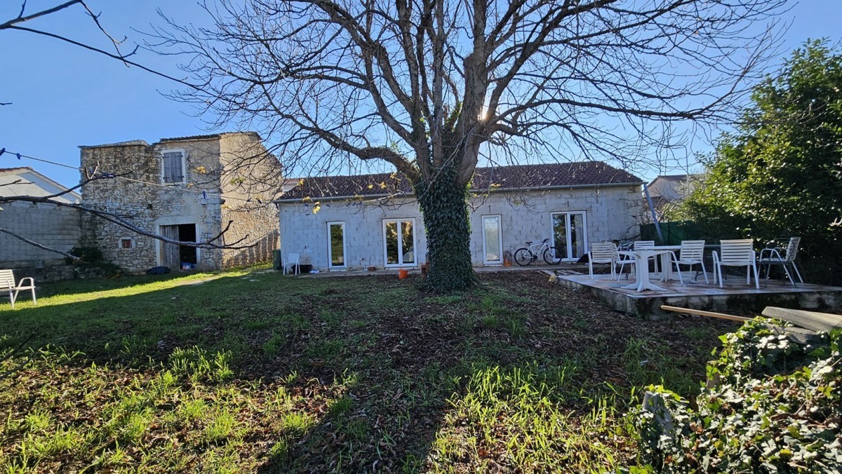 Vendesi – Due case in pietra con cortile e vista mare, vicino a Parenzo, Istria