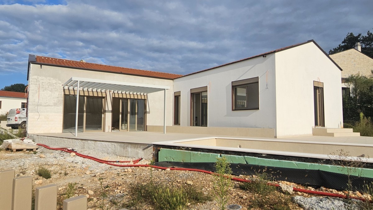 Immobili Istria: Nuova Casa Piano Unico con Piscina e Garage, Zona Parenzo