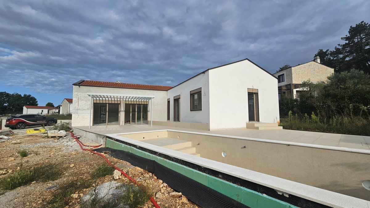 Immobili Istria: Nuova Casa Piano Unico con Piscina e Garage, Zona Parenzo