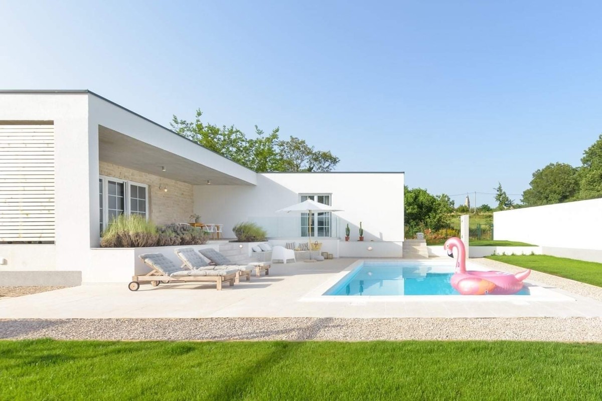 Bellissima Villa su Unico Piano con Piscina Riscaldata vicino a Labin – In Vendita