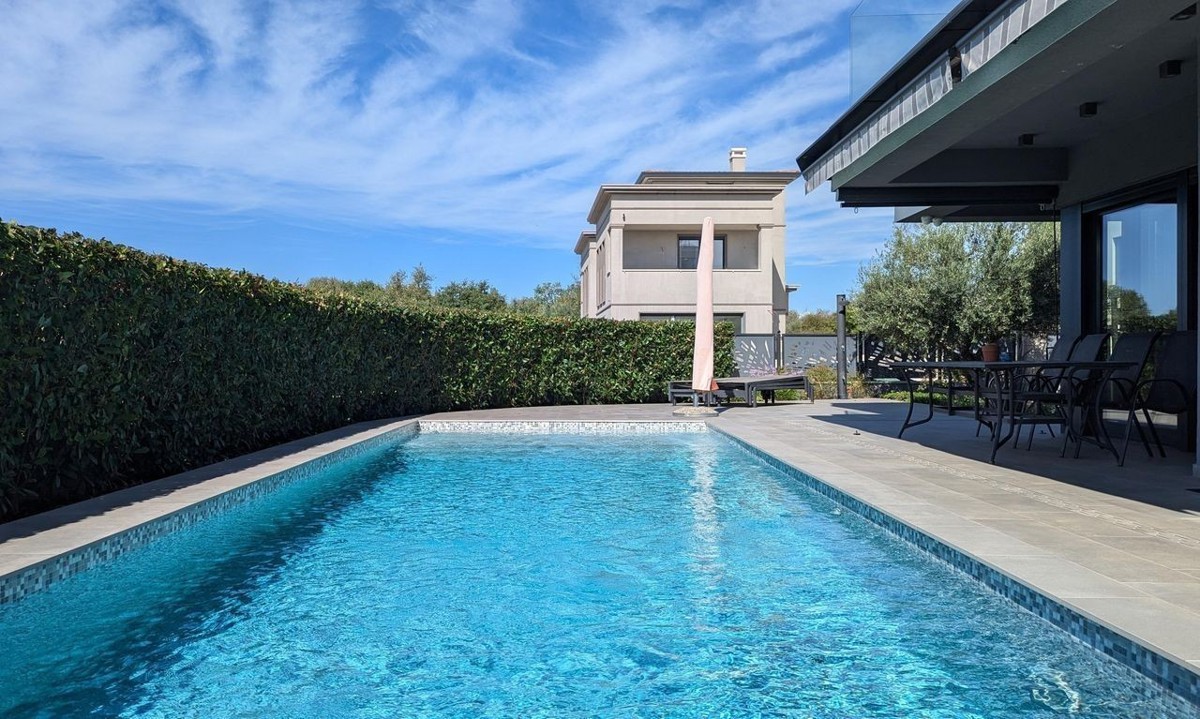 In vendita – Villa di lusso moderna a Poreč, a soli 500 m dal mare