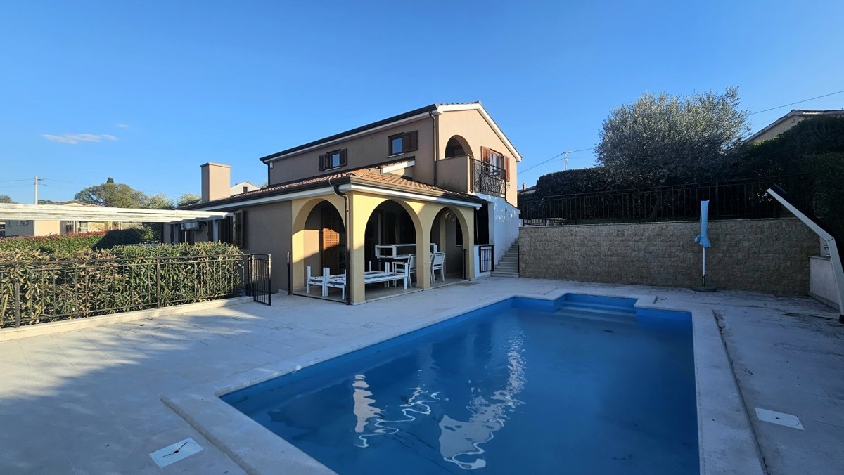Casa con piscina e vista panoramica in vendita – Parenzo, Istria