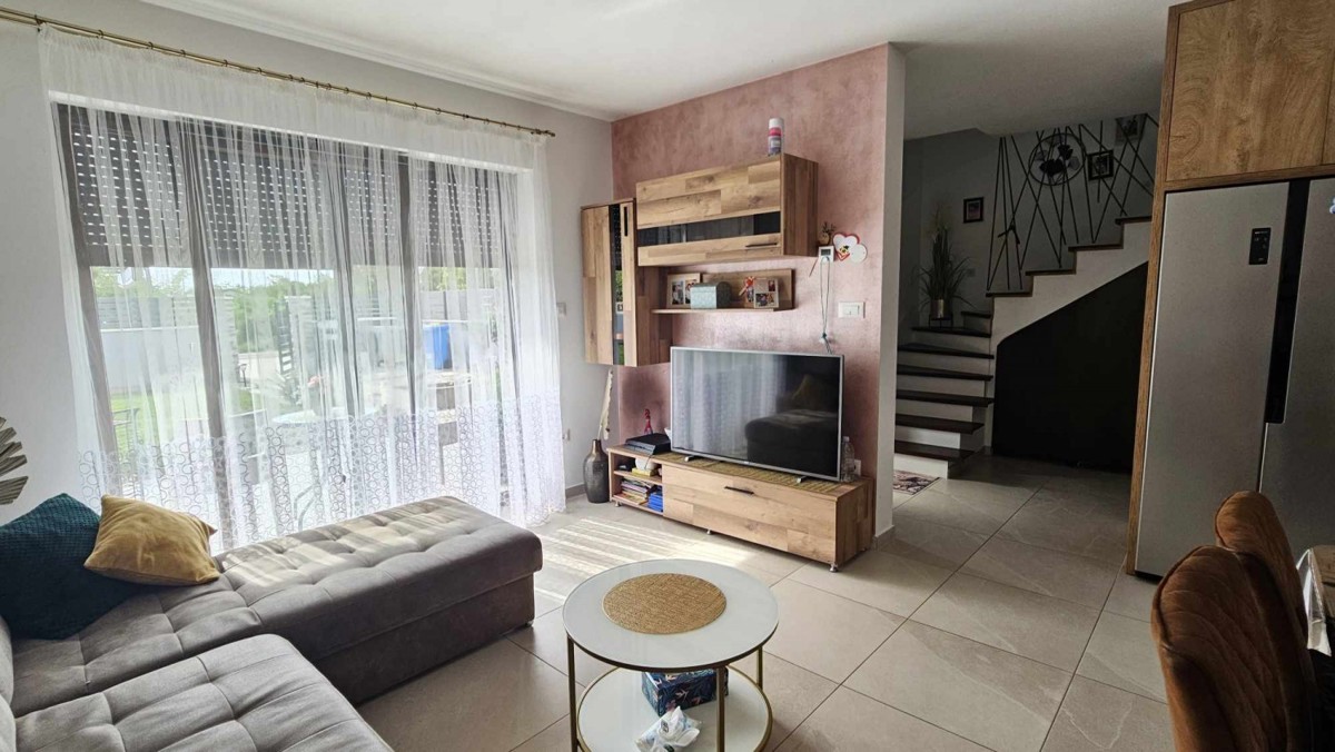 Kaštelir, casa con il giardino