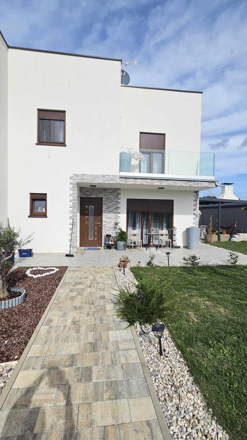Kaštelir, casa con il giardino