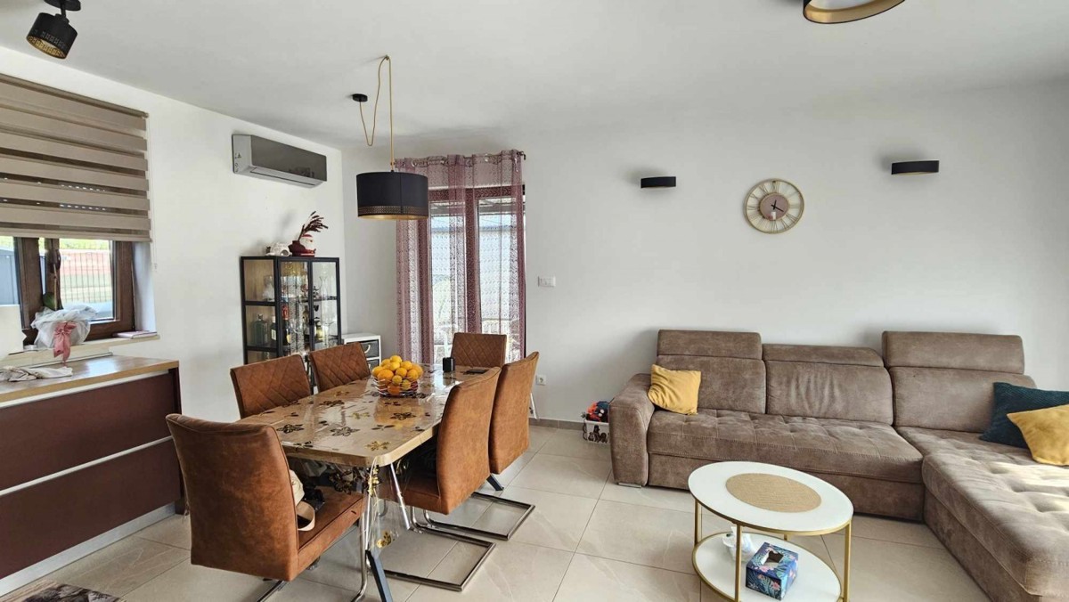 Kaštelir, casa con il giardino