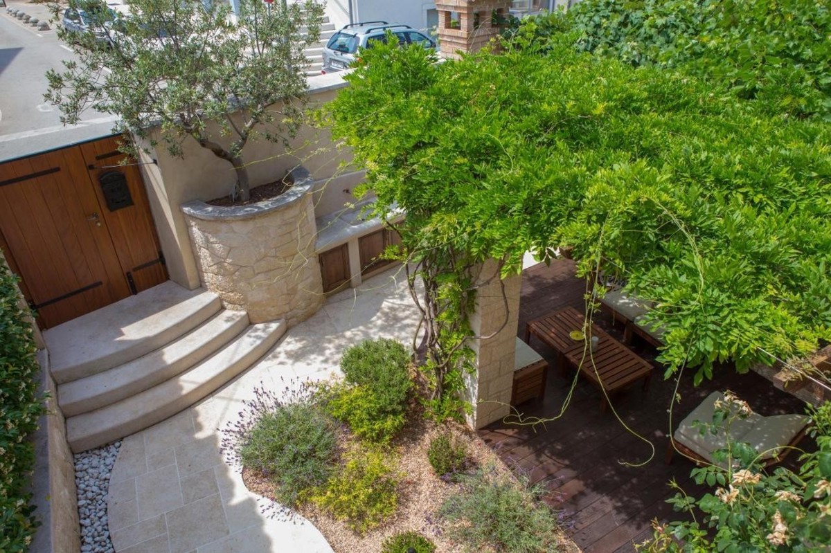 Vendesi casa in pietra ristrutturata con cortile, vicino a Parenzo e al mare