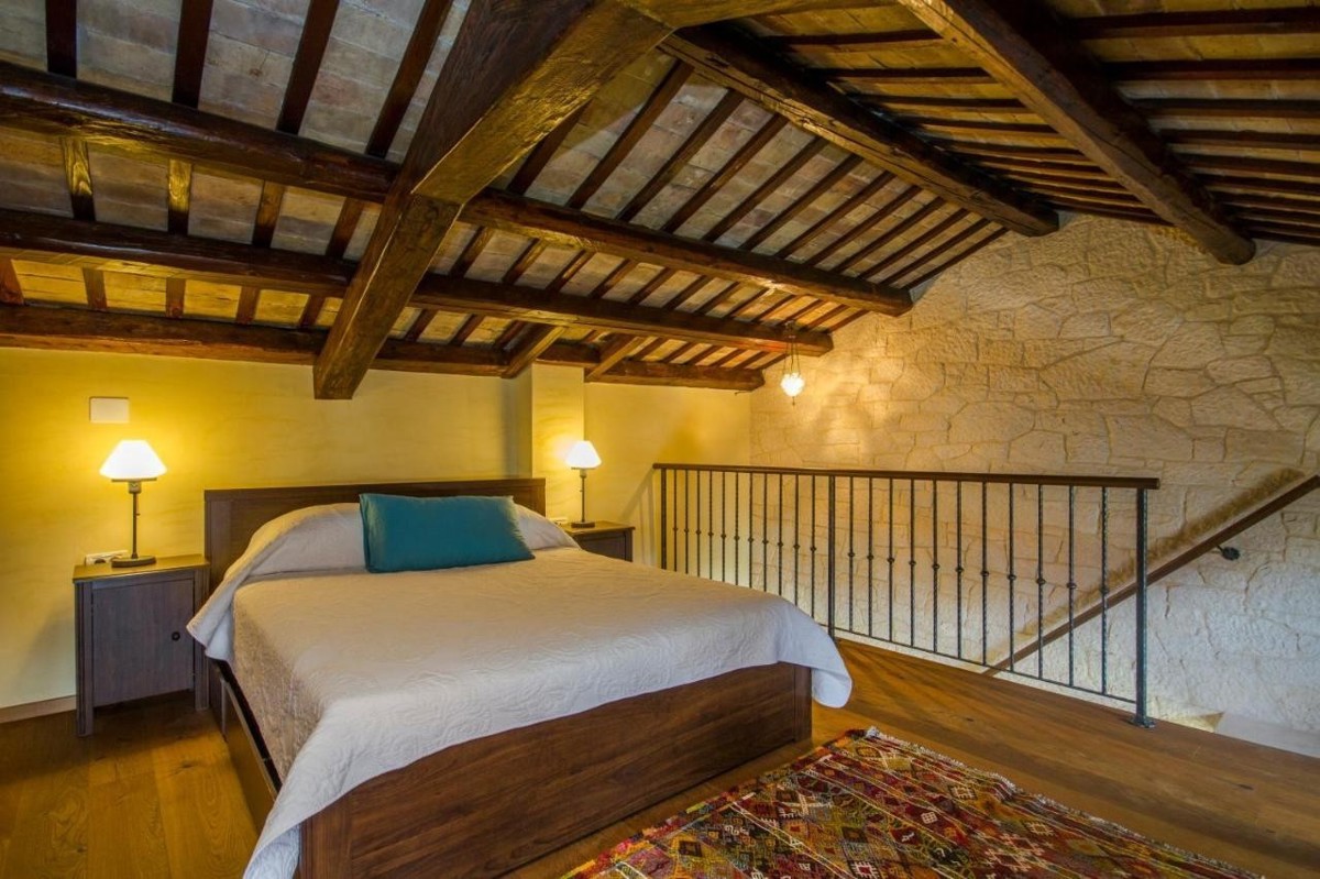 Vendesi casa in pietra ristrutturata con cortile, vicino a Parenzo e al mare