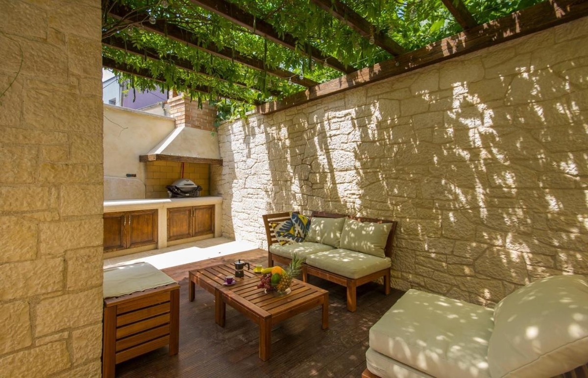 Vendesi casa in pietra ristrutturata con cortile, vicino a Parenzo e al mare
