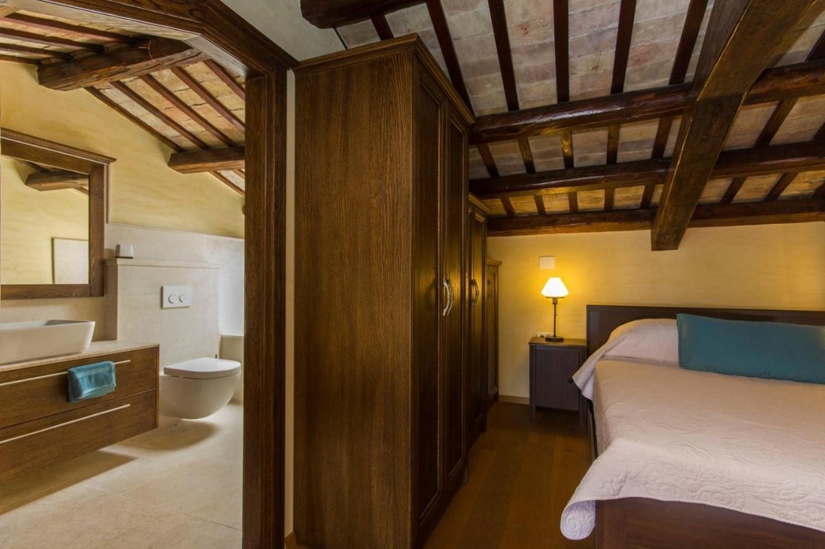 Vendesi casa in pietra ristrutturata con cortile, vicino a Parenzo e al mare