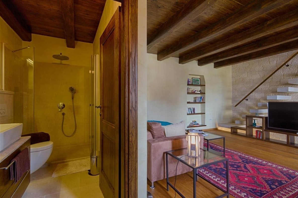 Vendesi casa in pietra ristrutturata con cortile, vicino a Parenzo e al mare