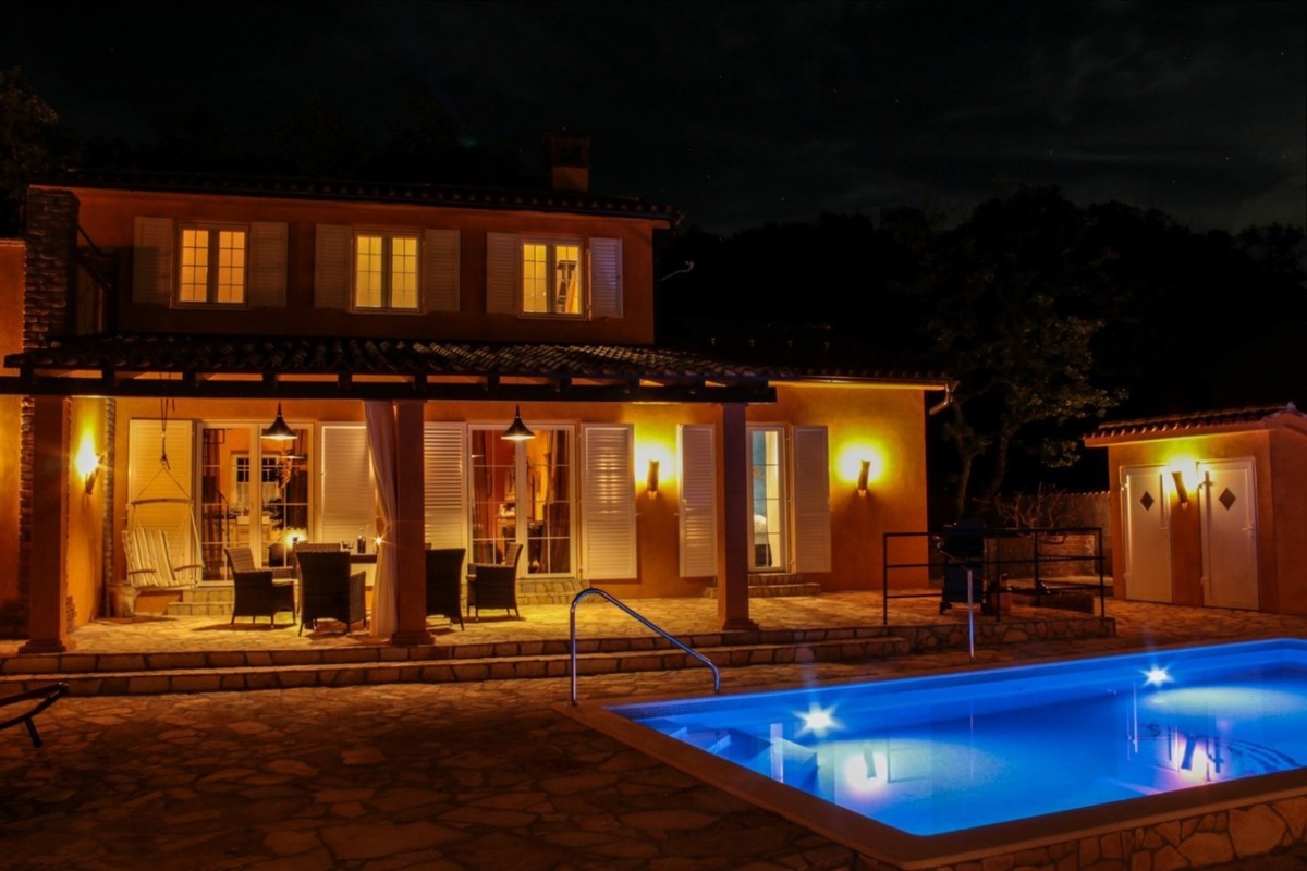 Villa di lusso in Istria con piscina e vista mare – vendita casa costa orientale dell’Istria