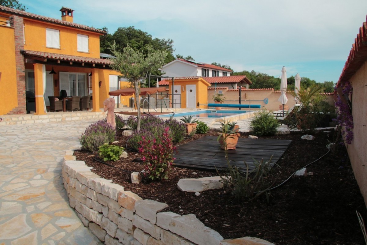 Villa di lusso in Istria con piscina e vista mare – vendita casa costa orientale dell’Istria