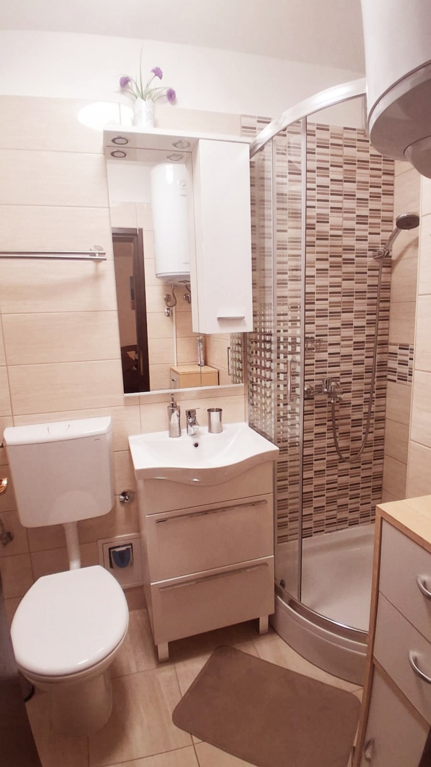 Appartamento Ristrutturato 30 m² con Loggia a Červar Porat – In Vendita