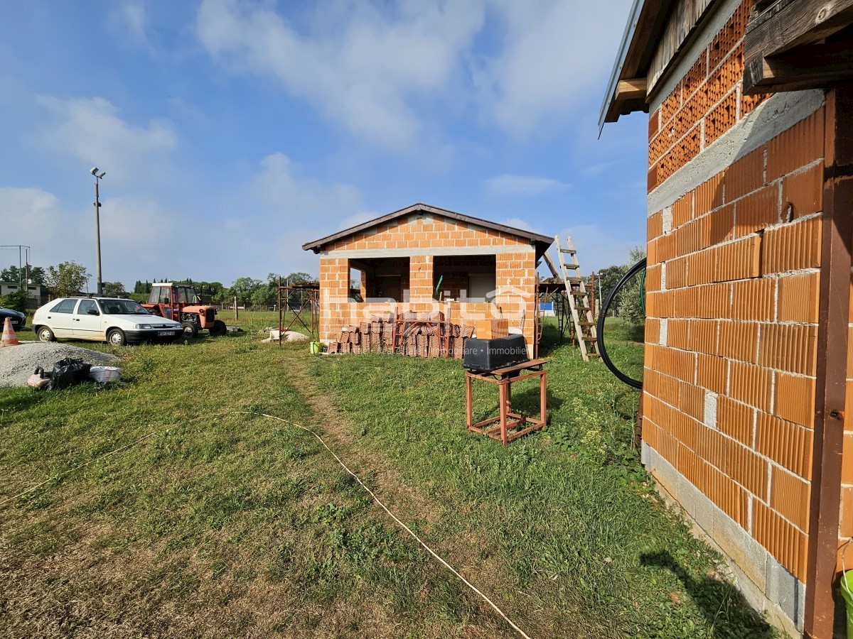 Parenzo 10 km - Terreno edificabile e agricolo a soli 8 km dal mare