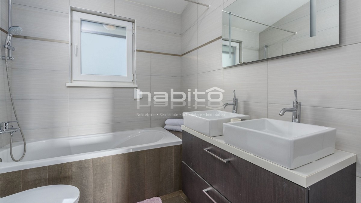 Poreč-Parenzo, casa indipendente di 134 m2 con piscina