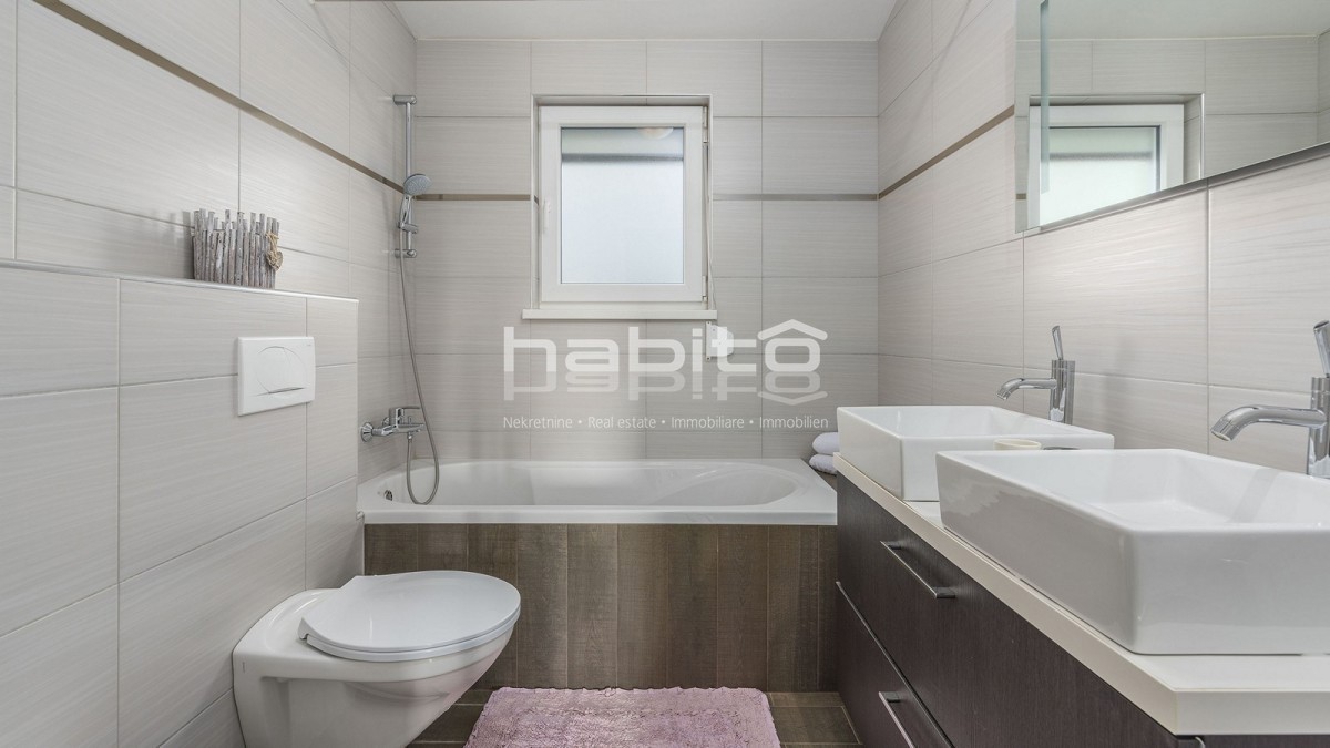 Poreč-Parenzo, casa indipendente di 134 m2 con piscina