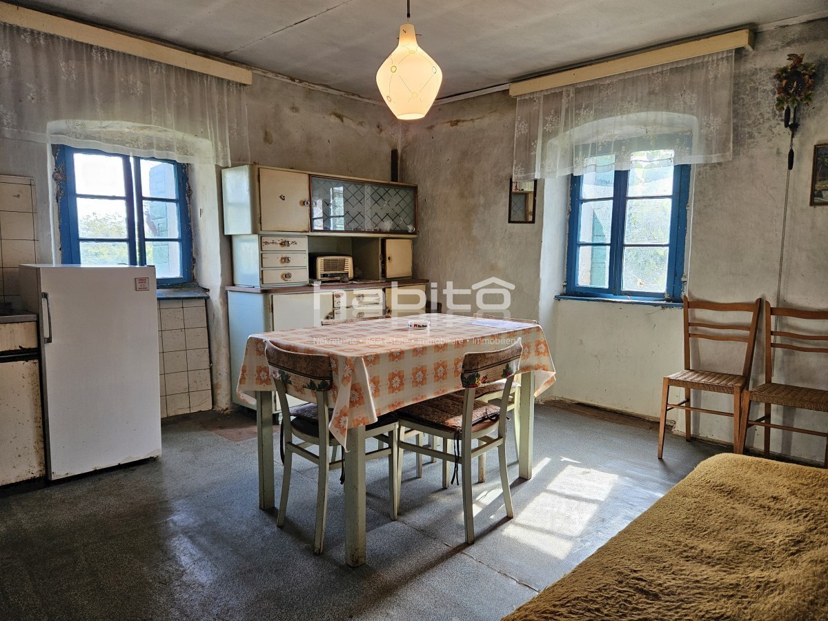 Zona di Parenzo - Bella vecchia casa in pietra con ampio giardino, posizione tranquilla