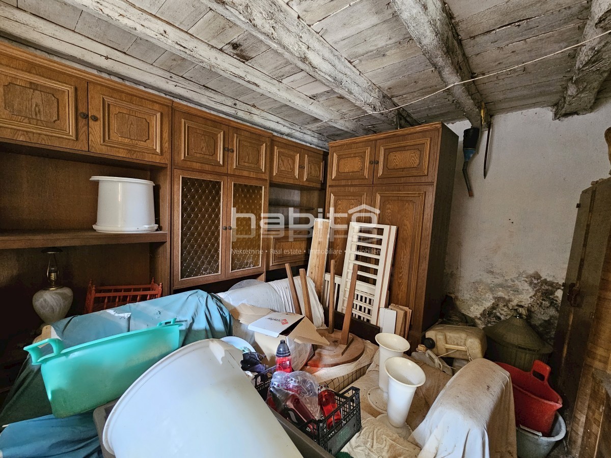Zona di Parenzo - Bella vecchia casa in pietra con ampio giardino, posizione tranquilla