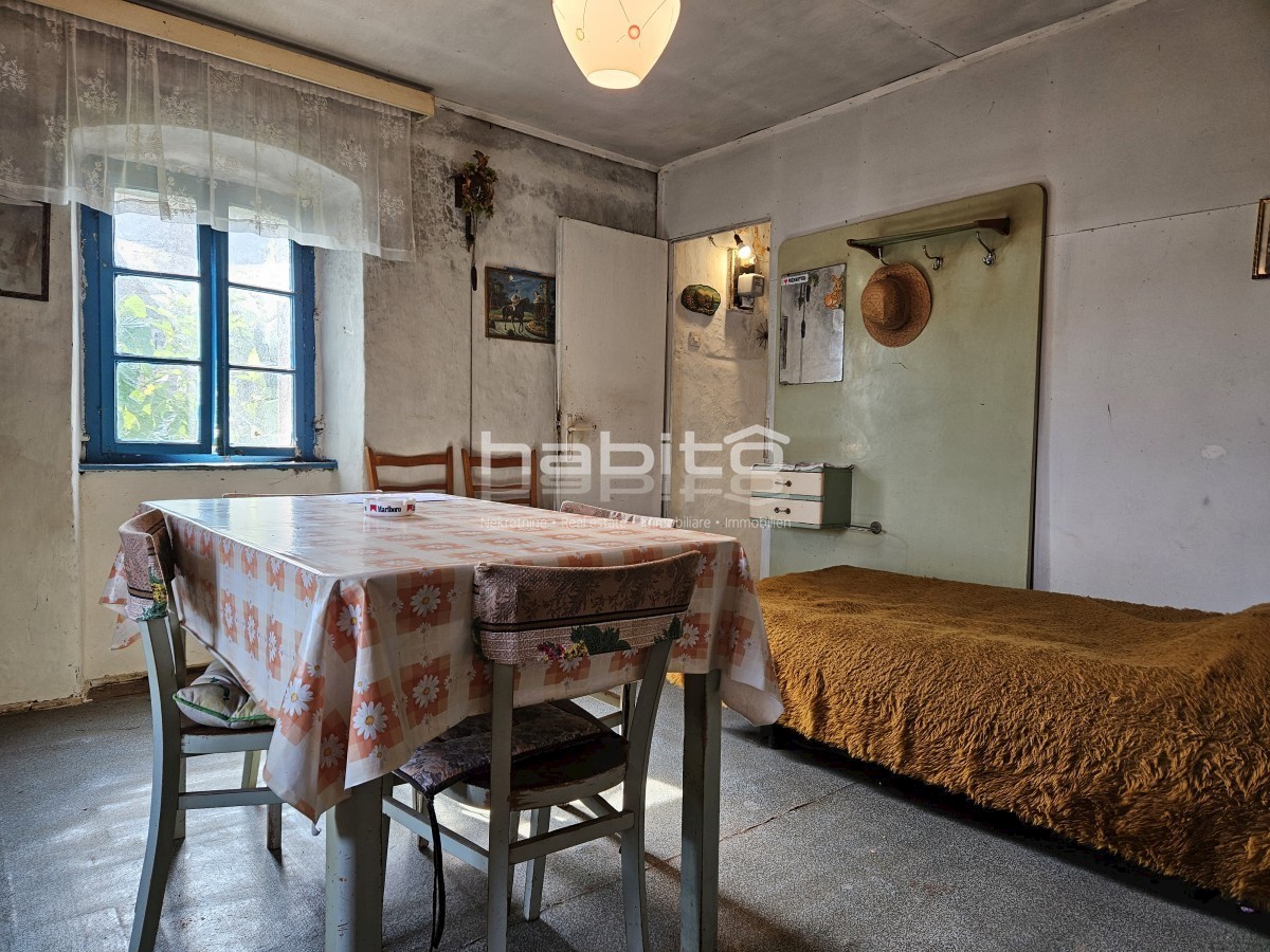 Zona di Parenzo - Bella vecchia casa in pietra con ampio giardino, posizione tranquilla
