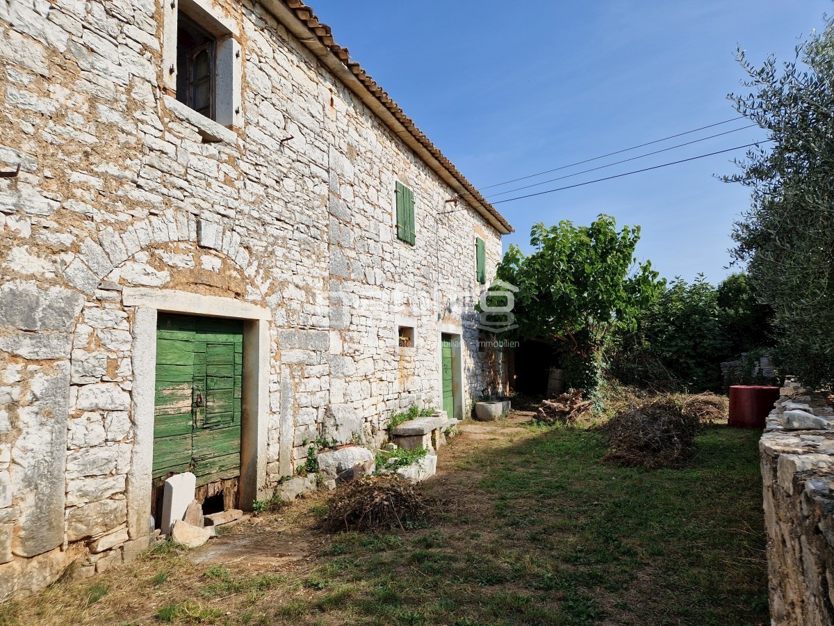 Zona di Parenzo - Bella vecchia casa in pietra con ampio giardino, posizione tranquilla