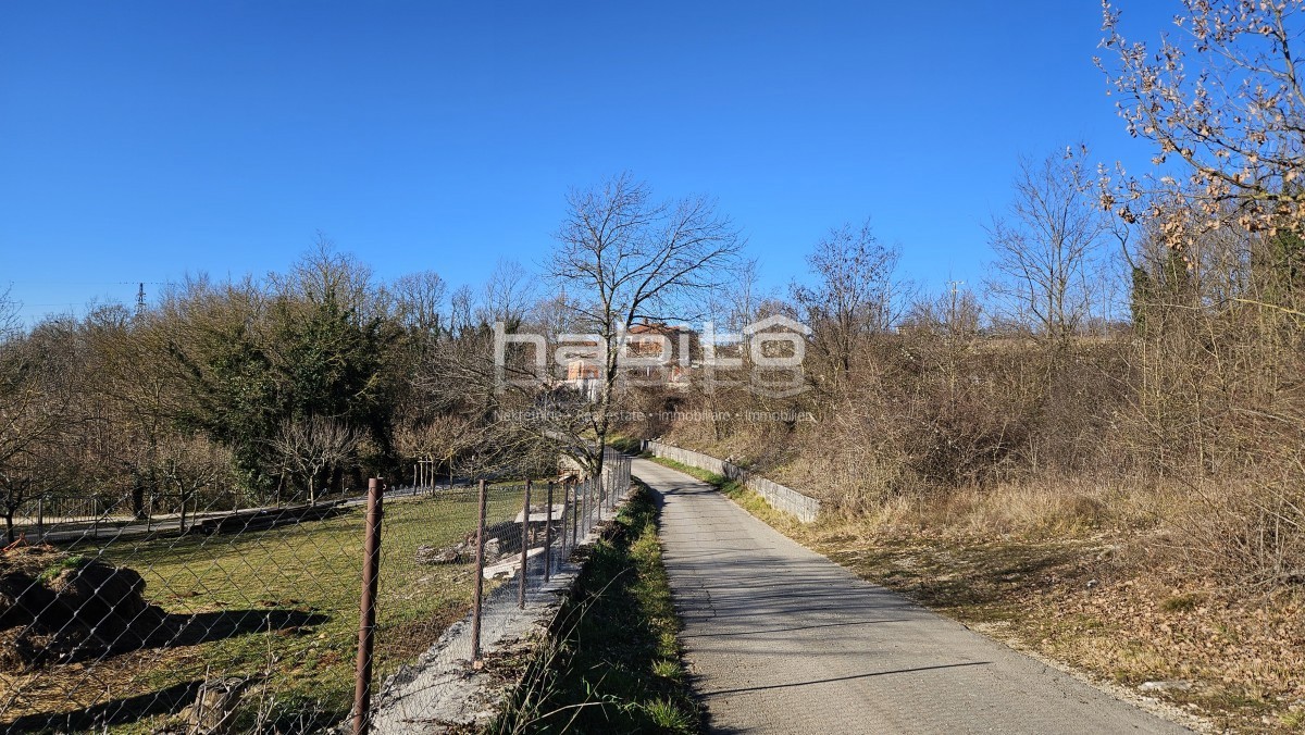 Montona 9 km - OPPORTUNITÀ! Terreno edificabile in una posizione tranquilla