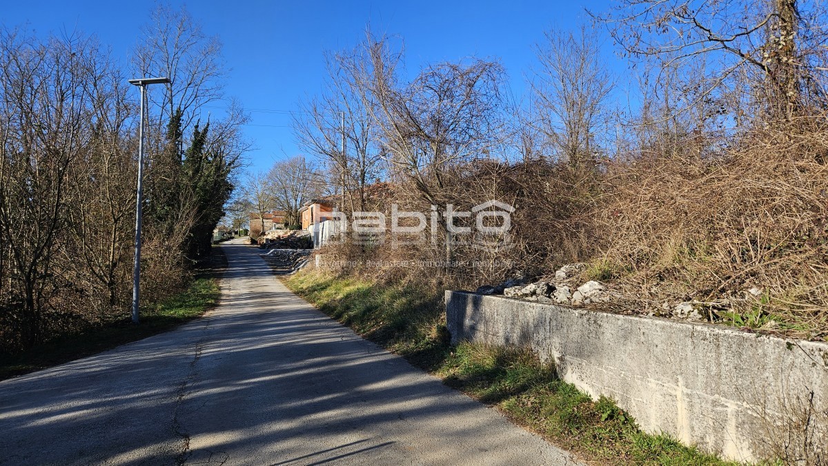 Montona 9 km - OPPORTUNITÀ! Terreno edificabile in una posizione tranquilla