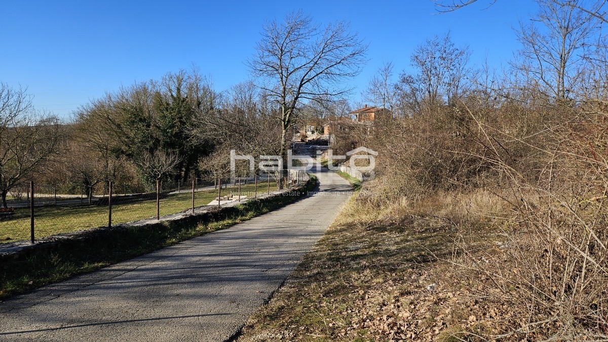 Montona 9 km - OPPORTUNITÀ! Terreno edificabile in una posizione tranquilla