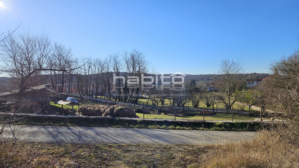 Montona 9 km - OPPORTUNITÀ! Terreno edificabile in una posizione tranquilla