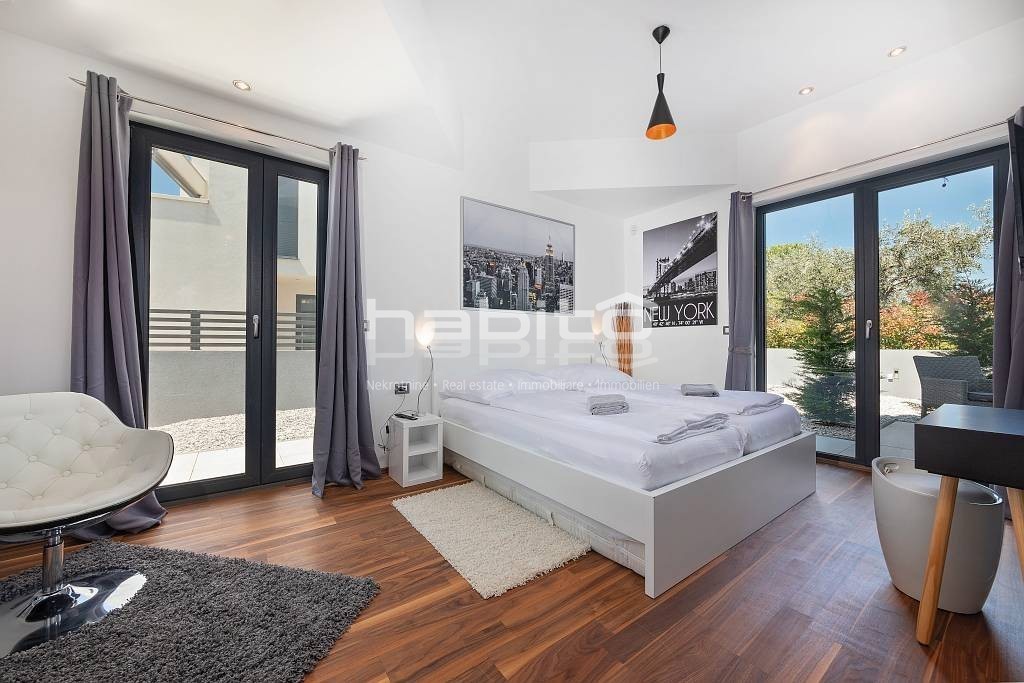 Zona Parenzo - Villa moderna di lusso con 5 camere da letto