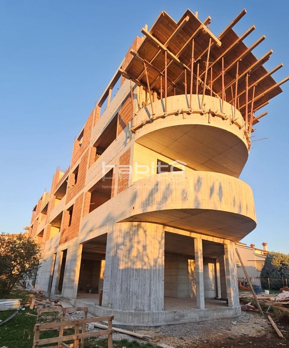 DINTORNI DI PARENZO – Nuova Costruzione di Lusso con Vista Panoramica sul Mare e sulle Alpi!