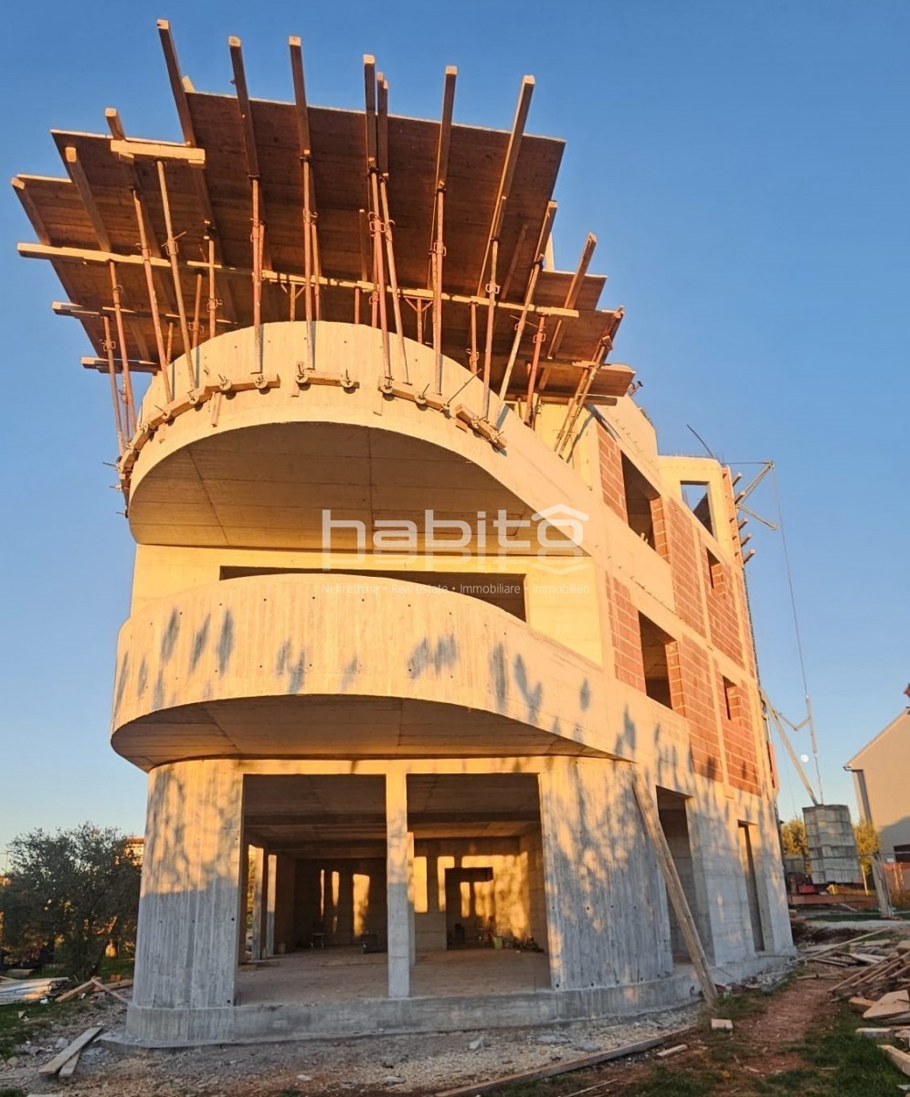 DINTORNI DI PARENZO – Nuova Costruzione di Lusso con Vista Panoramica sul Mare e sulle Alpi!