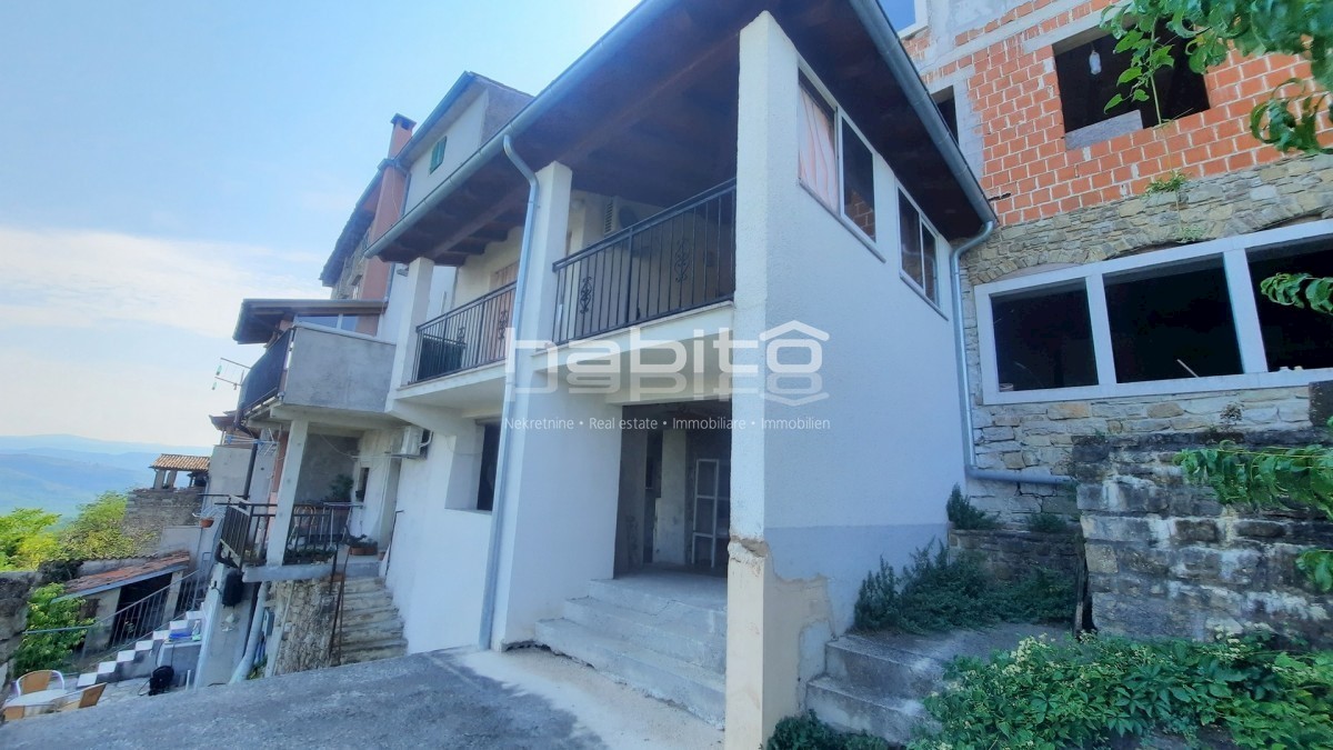 Montona - Casa in pietra con cortile e vista panoramica