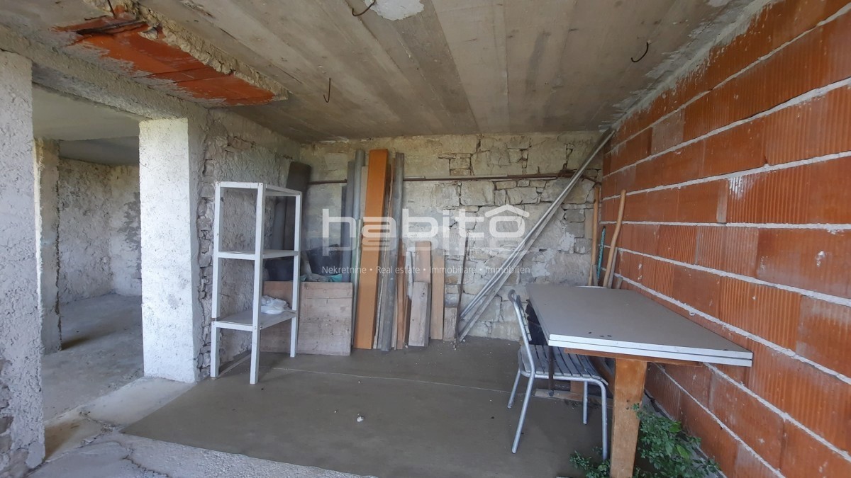 Montona - Casa in pietra con cortile e vista panoramica