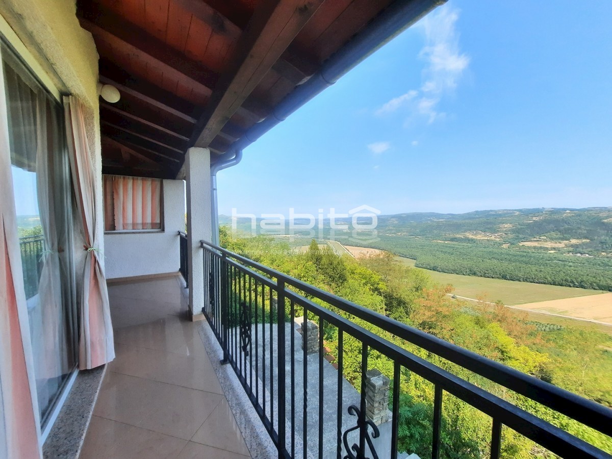 Montona - Casa in pietra con cortile e vista panoramica