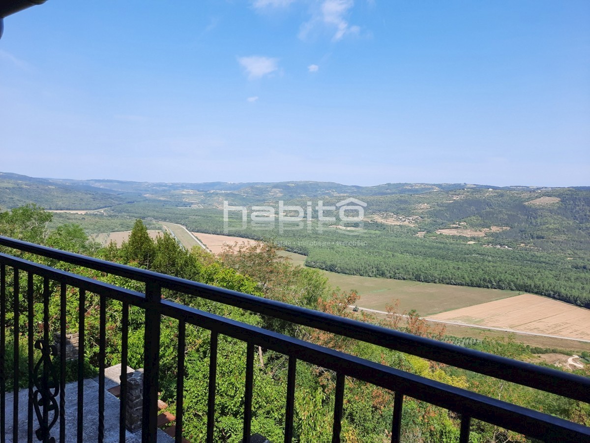 Montona - Casa in pietra con cortile e vista panoramica