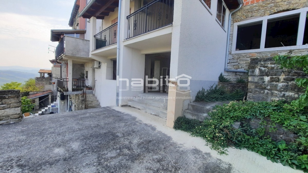 Montona - Casa in pietra con cortile e vista panoramica