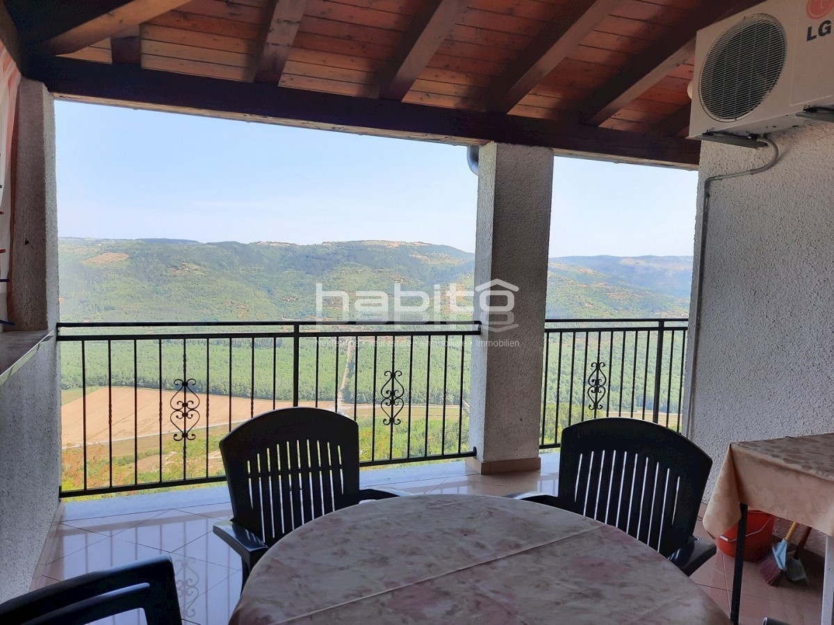 Montona - Casa in pietra con cortile e vista panoramica