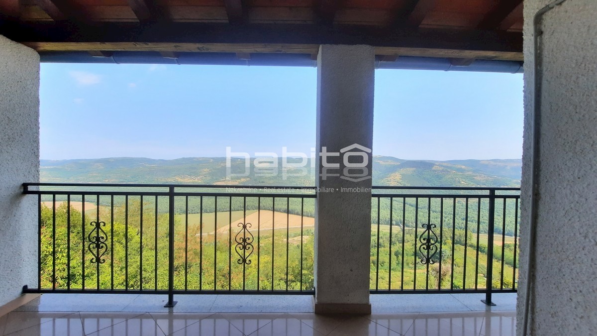 Montona - Casa in pietra con cortile e vista panoramica