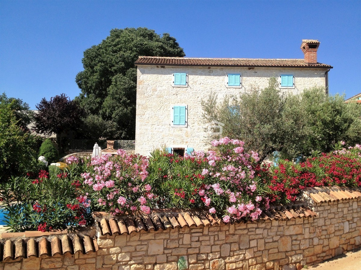 Zona di Parenzo - Villa in pietra splendidamente ristrutturata con piscina e vista mare