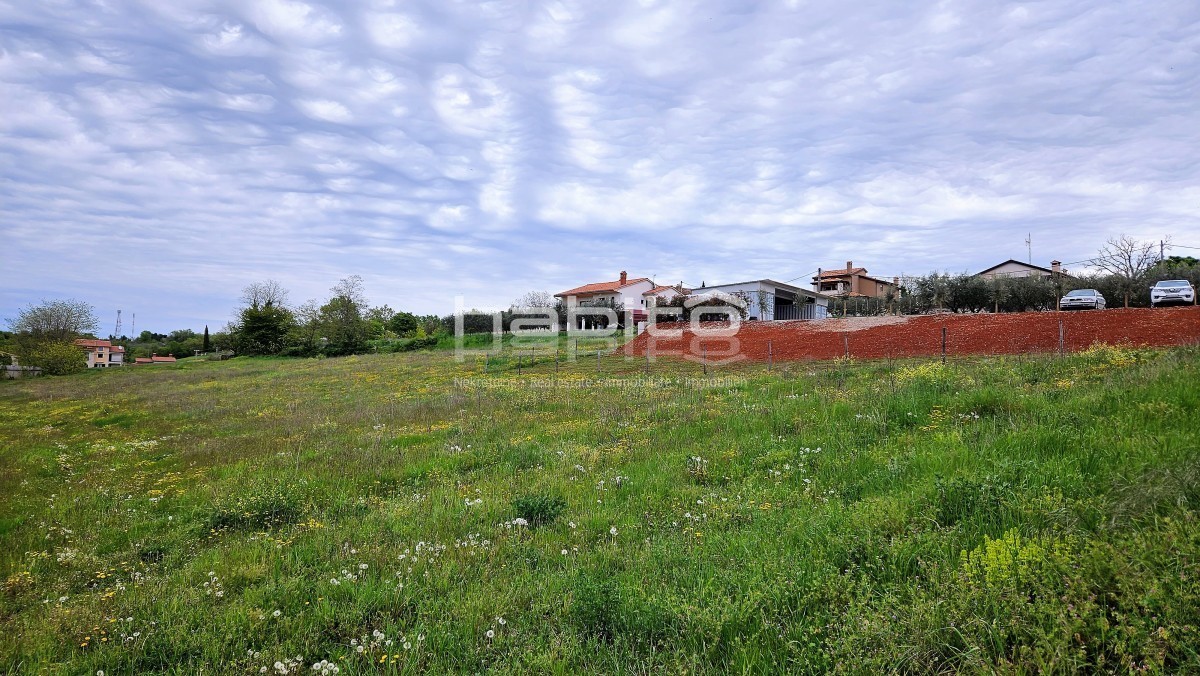 Porec 17 km - Terreno edificabile in una posizione tranquilla