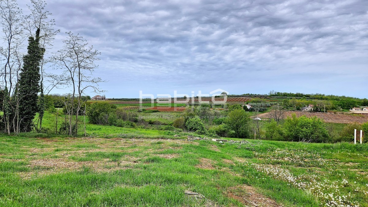 Porec 17 km - Terreno edificabile in una posizione tranquilla