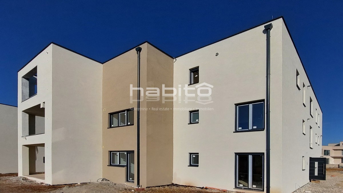 Parenzo, appartamento in costruzione di 95 m2 con giardino di 115 m2, 1500 m dal mare