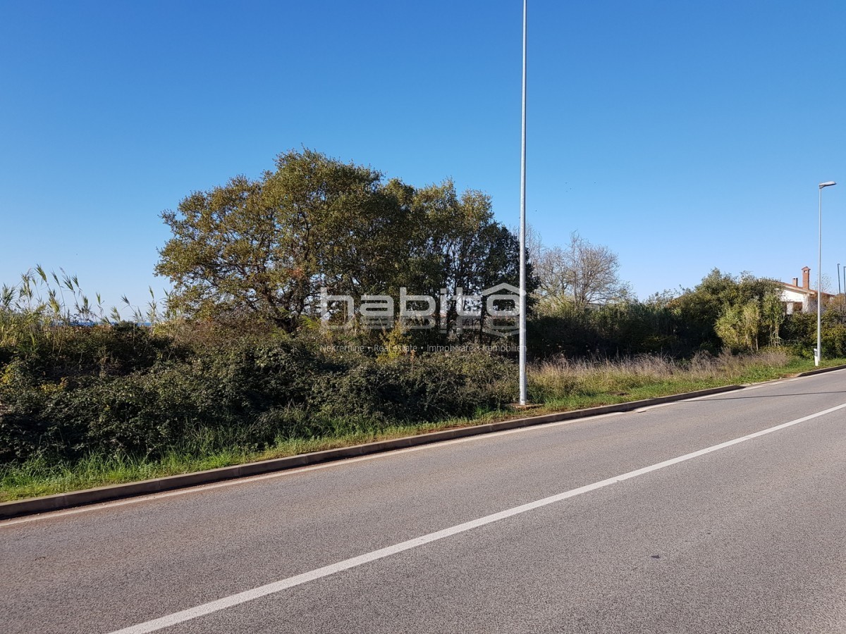 Parenzo 2,5 km - Terreno edificabile residenziale a soli 1,5 km dal mare!