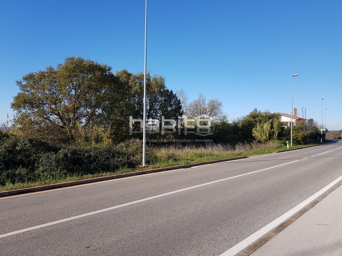 Parenzo 2,5 km - Terreno edificabile residenziale a soli 1,5 km dal mare!