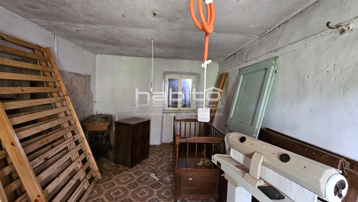 Zona di Montona - Vecchia casa in pietra con vista panoramica su Montona