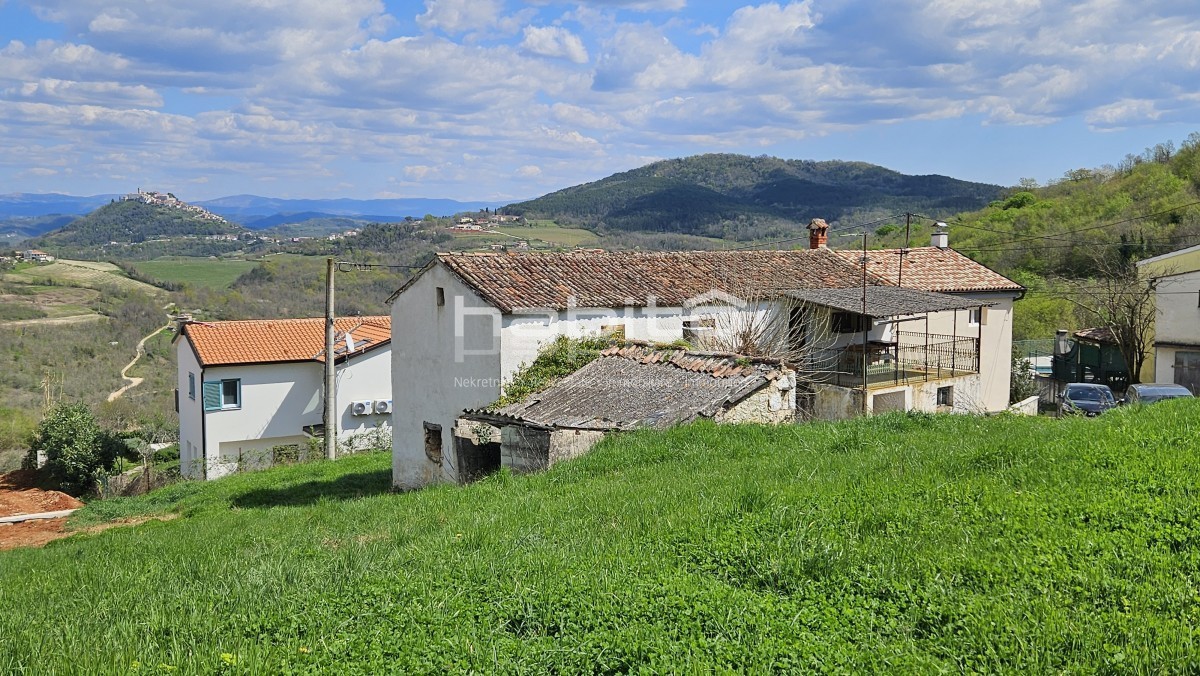 Zona di Montona - Vecchia casa in pietra con vista panoramica su Montona