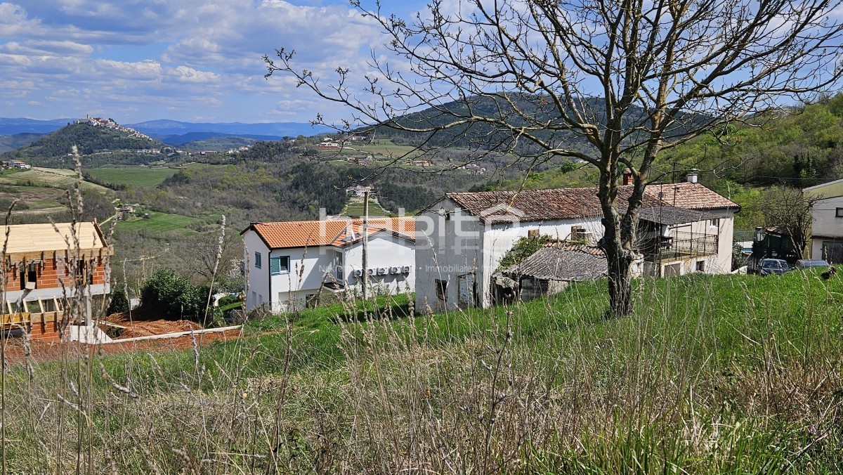 Zona di Montona - Vecchia casa in pietra con vista panoramica su Montona